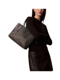 CALVIN ACC.2USCITA Borsa Tote Piccola Calvin Klein Con Emblema Rivestito - Nero