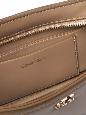 CALVIN ACC.1USCITA Borsa A Spalle Calvin Klein Logo Monogramma E Hardware - Beige