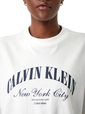 CALVIN2 2USCITA T-shirt Calvin Klein Con Logo In Stile College Corta - Bianco